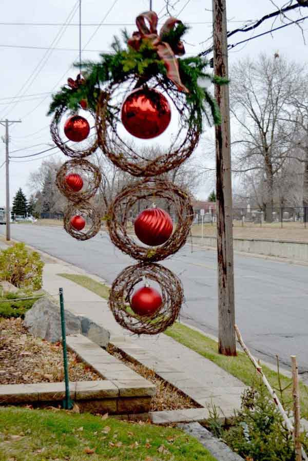 Oversized Outdoor Christmas Ornaments
 25 Top outdoor Christmas decorations on Pinterest Easyday
