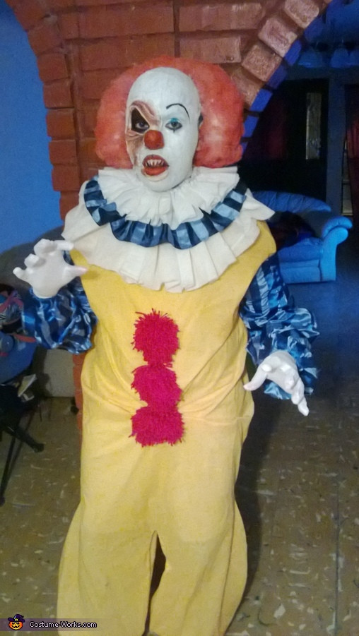 Pennywise Costume DIY
 Pennywise Clown IT Halloween Costume