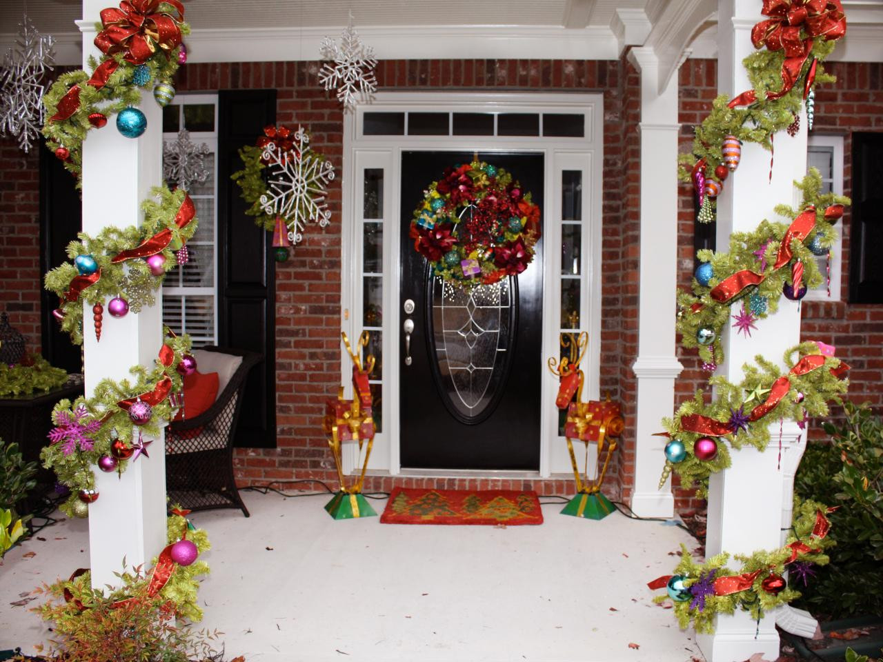 Porch Christmas Decorating
 Awesome Enrtry Way With Front Porch Christmas Decorations