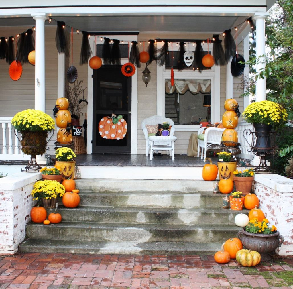 Porch Halloween Decorations
 Cute Halloween Front Porch Decorations to Greet Your Guests