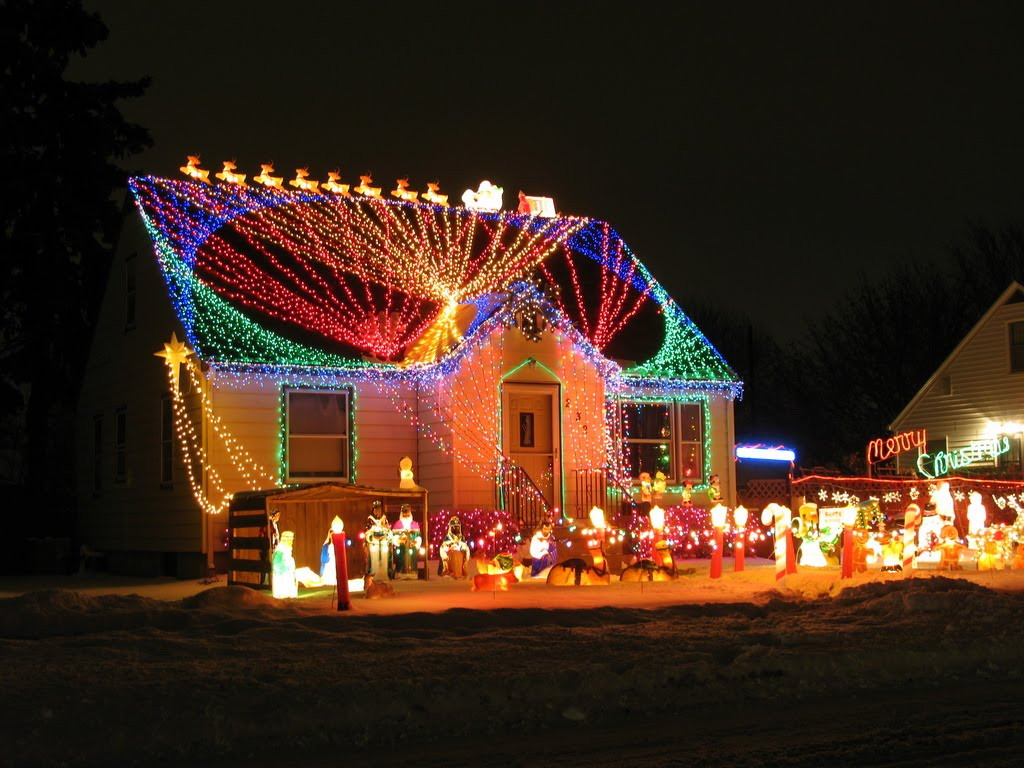 Rooftop Christmas Lights
 7 Creative Uses of Gutters Roofs for Holiday Decorating