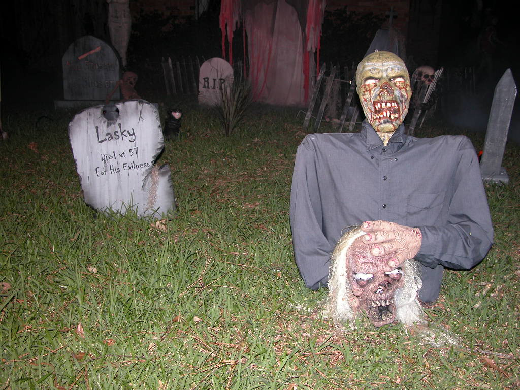 Scary Outdoor Halloween Decorations
 33 Best Scary Halloween Decorations Ideas &