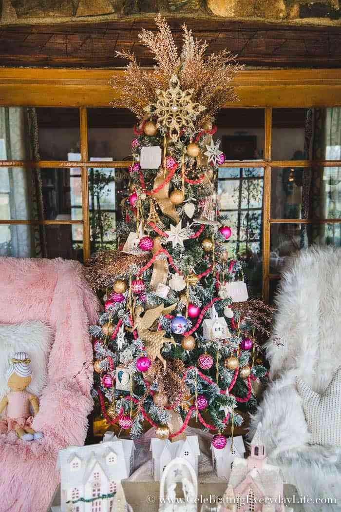 Shabby Chic Christmas Tree
 How to Make Your Shabby Chic Christmas Tree Spectacular