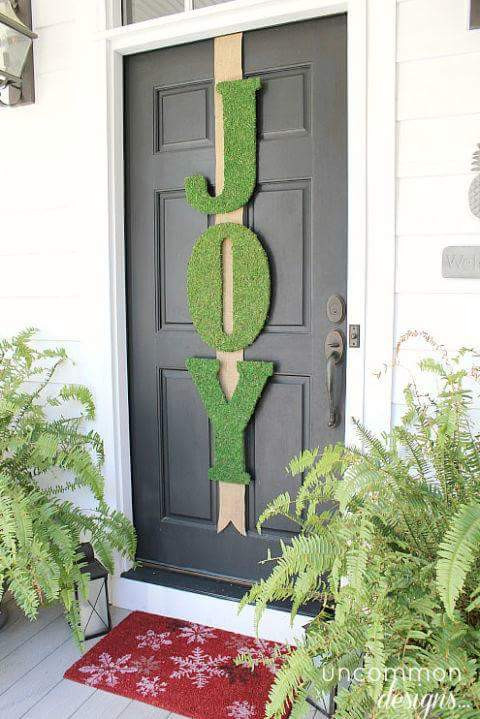 Simple Outdoor Christmas Decorations
 55 Artistic Christmas Door Decorations Ideas for a Warm
