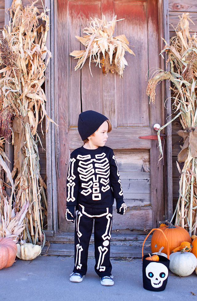 Skeleton Costume DIY
 DIY Glow in the Dark Skeleton Costume Tutorial
