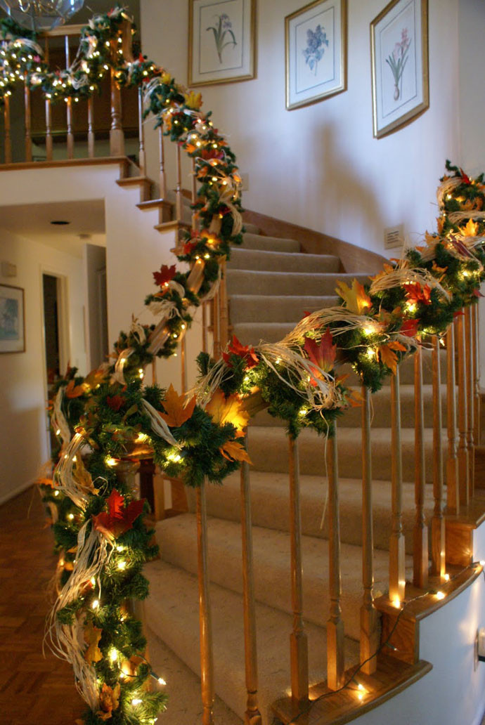 Staircase Christmas Decorating Ideas
 30 Beautiful Christmas Decorations That Turn Your