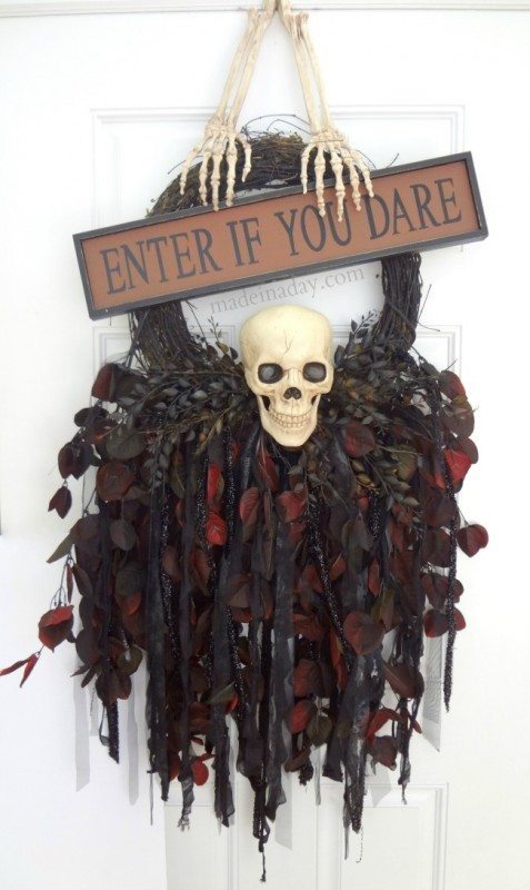 Swing Halloween Decoration
 Creepy Skull Wreath spookyspaces