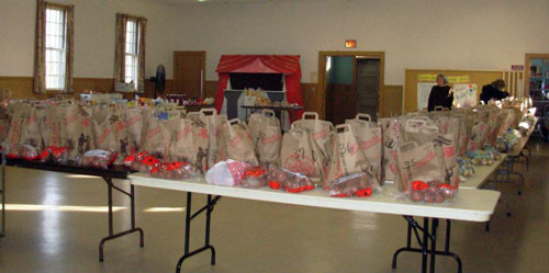 Thanksgiving Food Pantry
 Southborough Food Pantry provides Thanksgiving dinners for