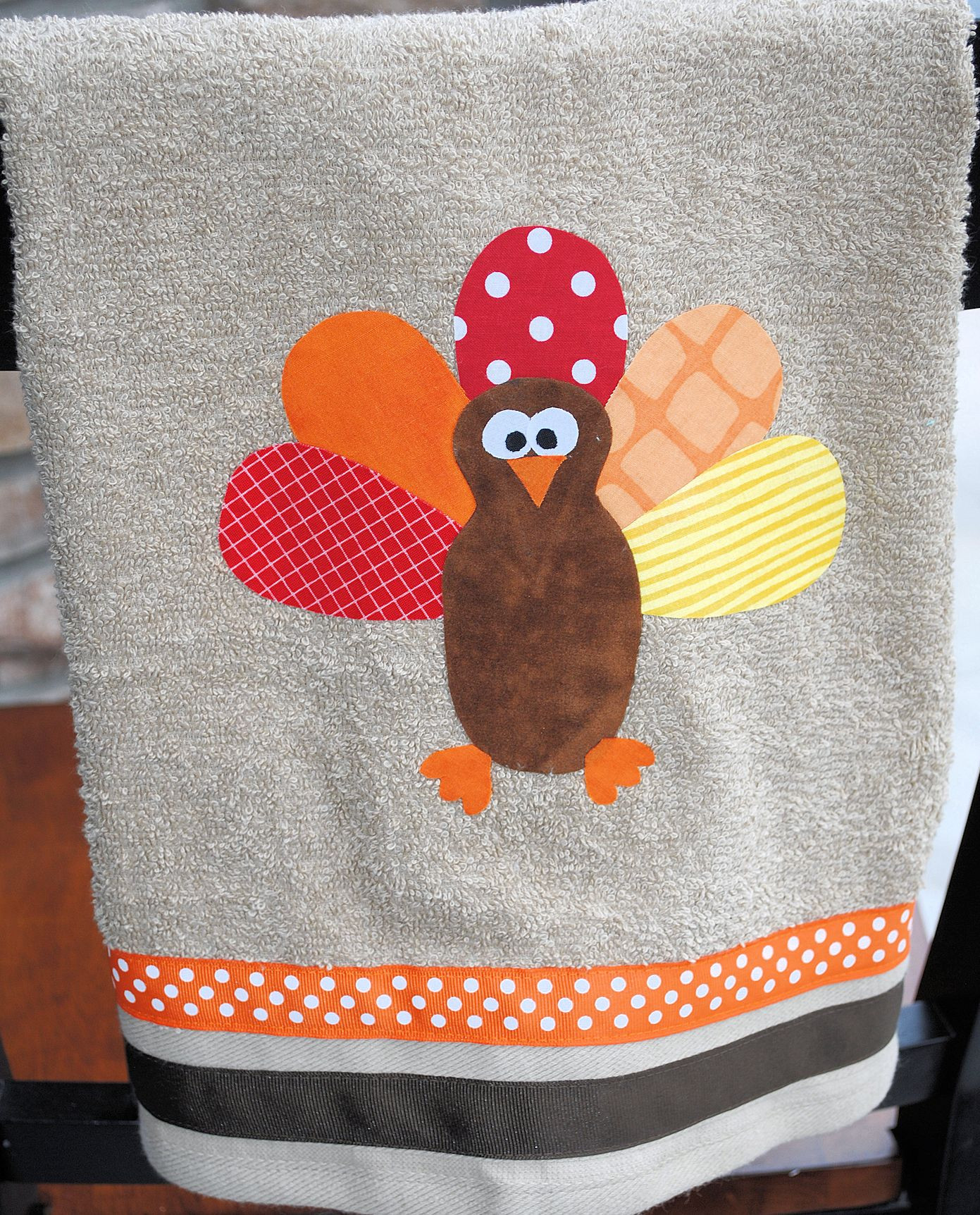 Thanksgiving Kitchen Towels
 DIY Turkey Thanksgiving Hand Towels