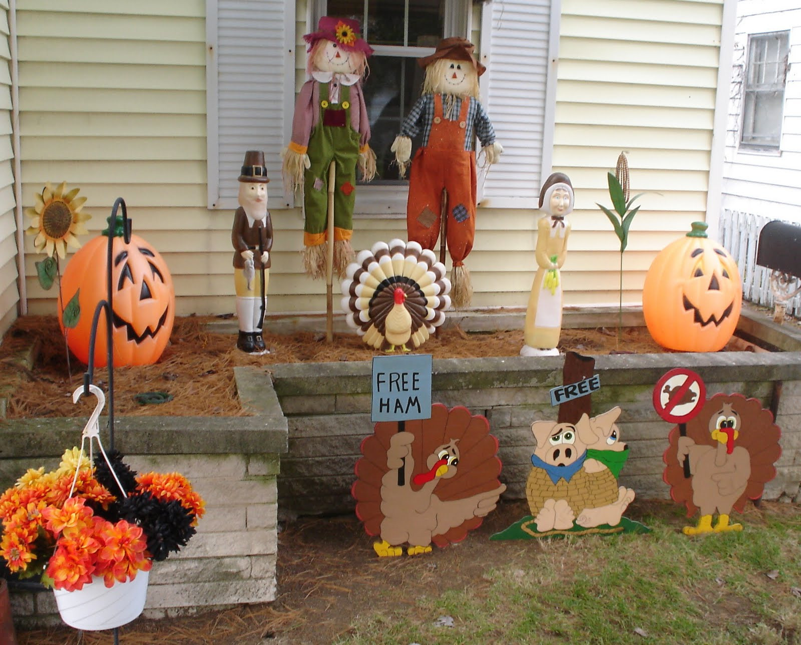 Thanksgiving Outdoor Decorations
 The TSGS Cruiser 11 22 09 11 29 09