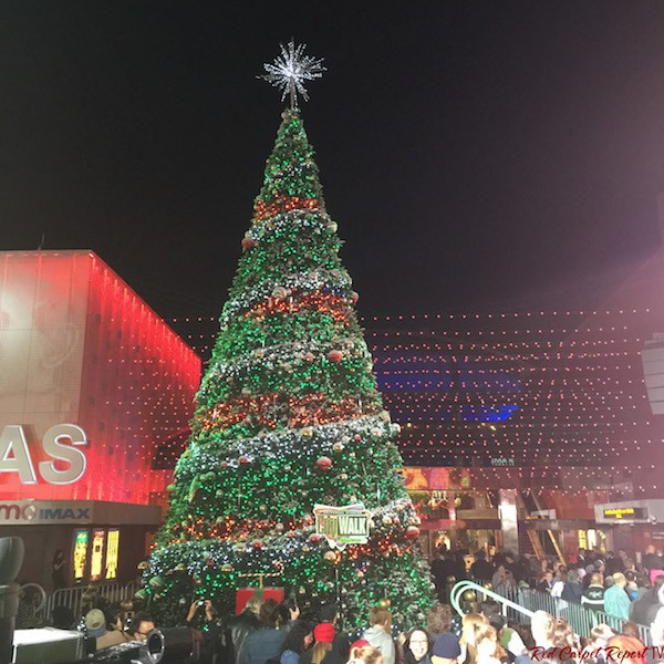 The Rooftop Christmas Tree Cast
 Carson Daly Santa and The Voice Cast host VIP Screening